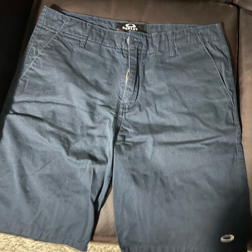 Mens gently used Oakley control golf shorts size 36. Navy blue.